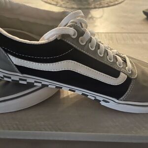 Vans Men's Black and White Sneakers
